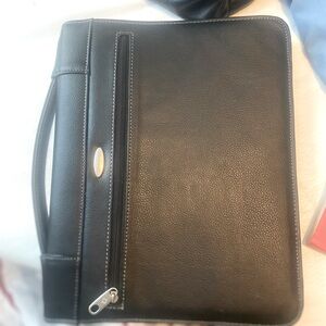 Like New Samsonite padfolio- zip up black vinyl. Perfect for business needs